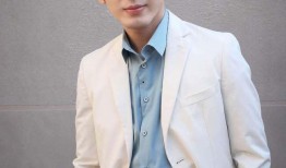 娱乐爆料肖战爱穿白衬衫,白衬衫穿搭达人，演绎清新时尚风采