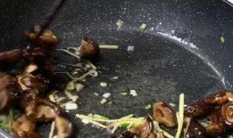 香菇滑鸡爆料怎么做视频,美味家常菜视频教程