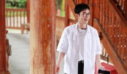 娱乐爆料肖战爱穿白衬衫,白衬衫穿搭达人，演绎清新时尚风采